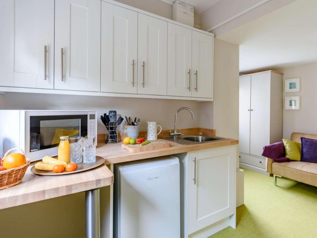 Claridge House Bed & Breakfast Lingfield Bagian luar foto