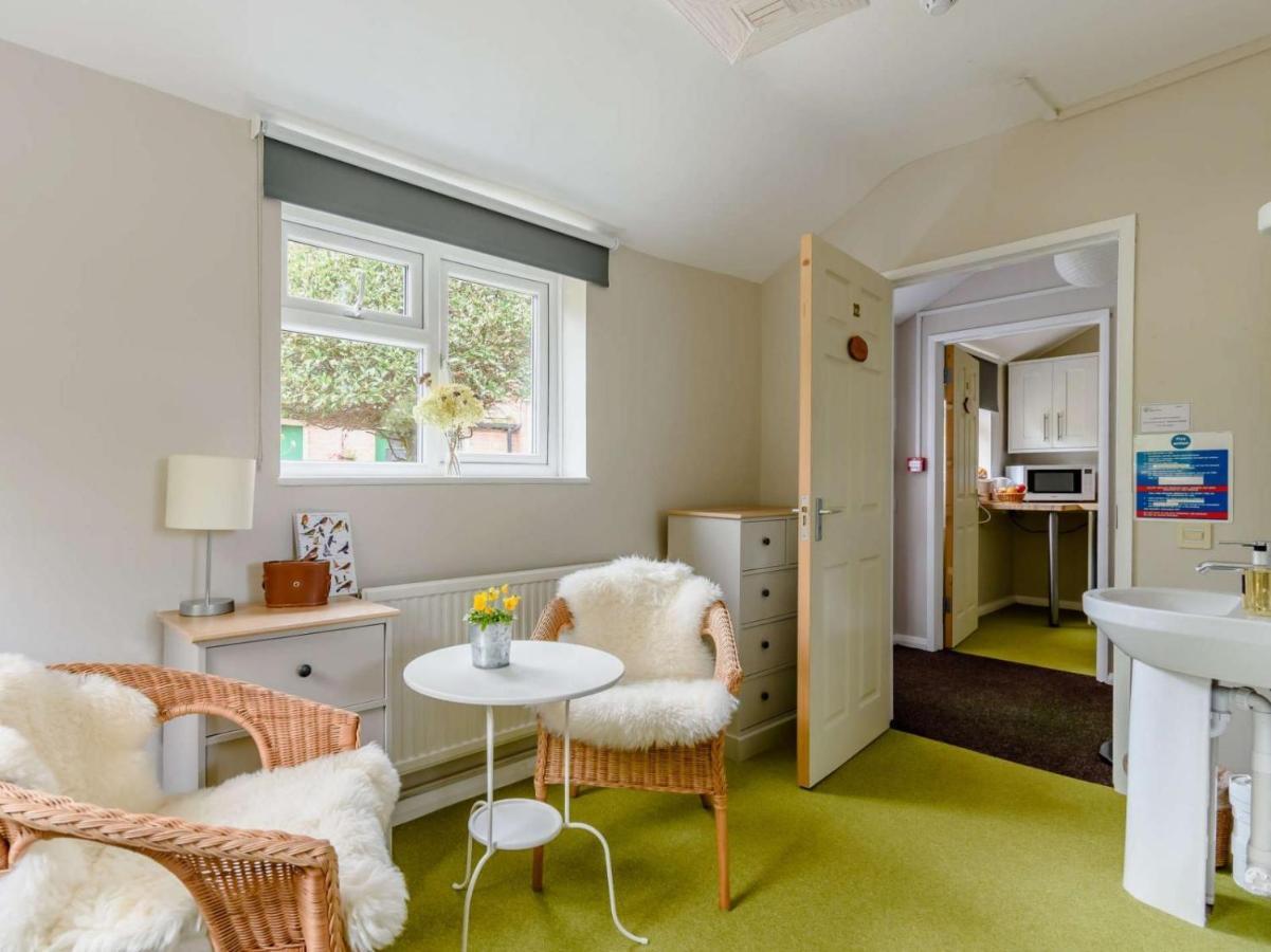 Claridge House Bed & Breakfast Lingfield Bagian luar foto
