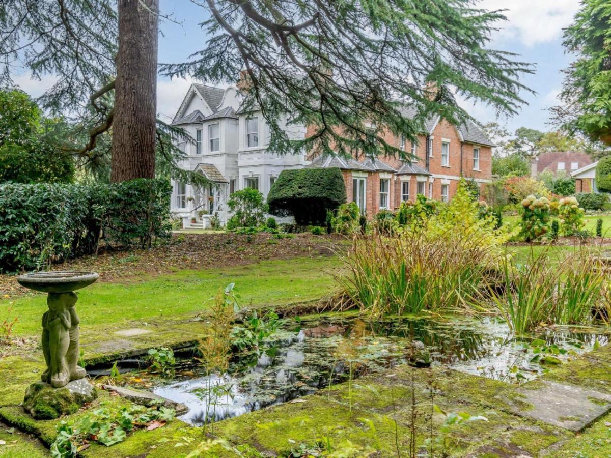 Claridge House Bed & Breakfast Lingfield Bagian luar foto