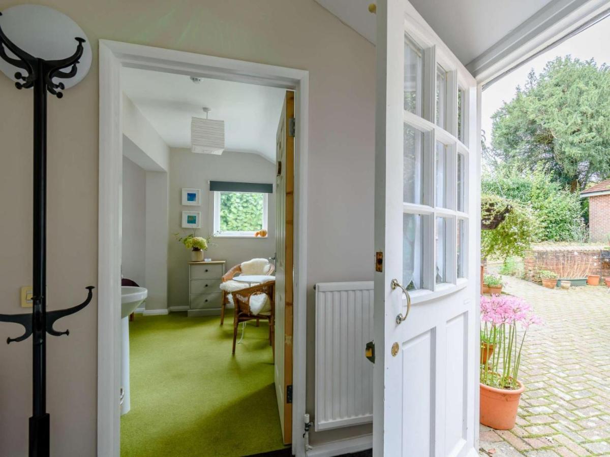 Claridge House Bed & Breakfast Lingfield Bagian luar foto