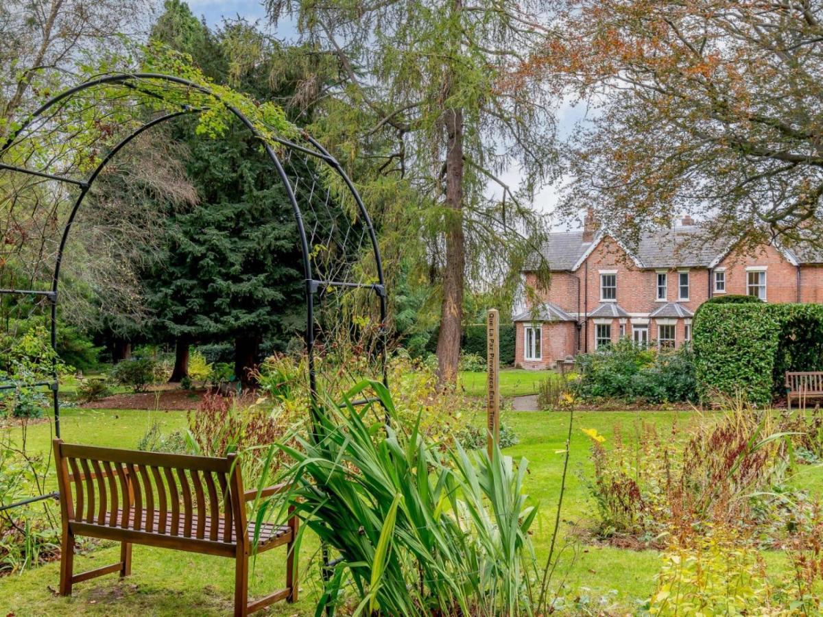 Claridge House Bed & Breakfast Lingfield Bagian luar foto