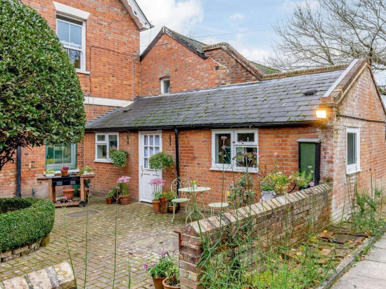 Claridge House Bed & Breakfast Lingfield Bagian luar foto