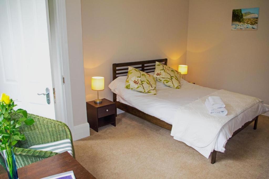 Claridge House Bed & Breakfast Lingfield Bagian luar foto