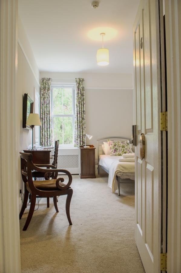 Claridge House Bed & Breakfast Lingfield Bagian luar foto