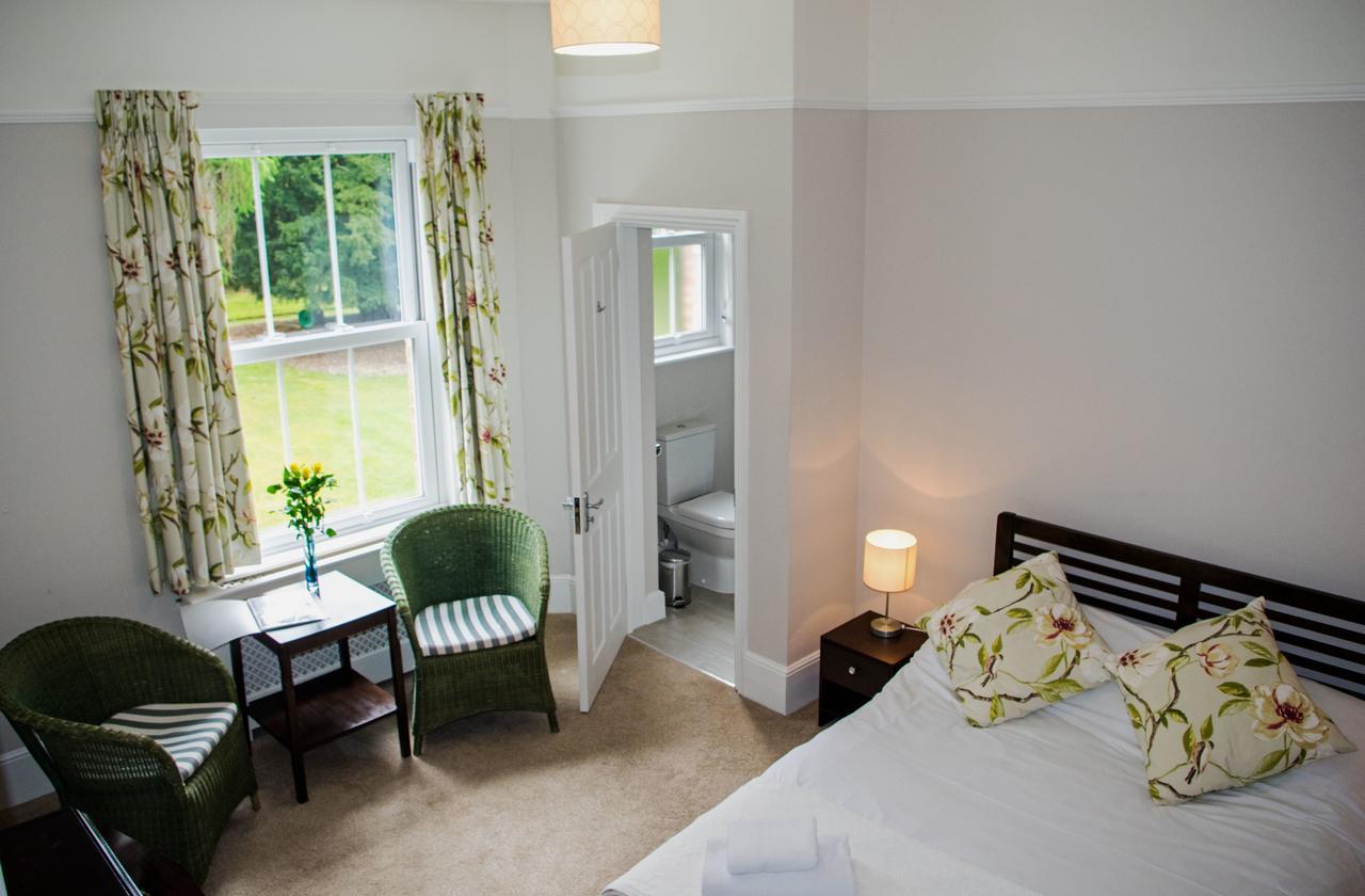 Claridge House Bed & Breakfast Lingfield Bagian luar foto
