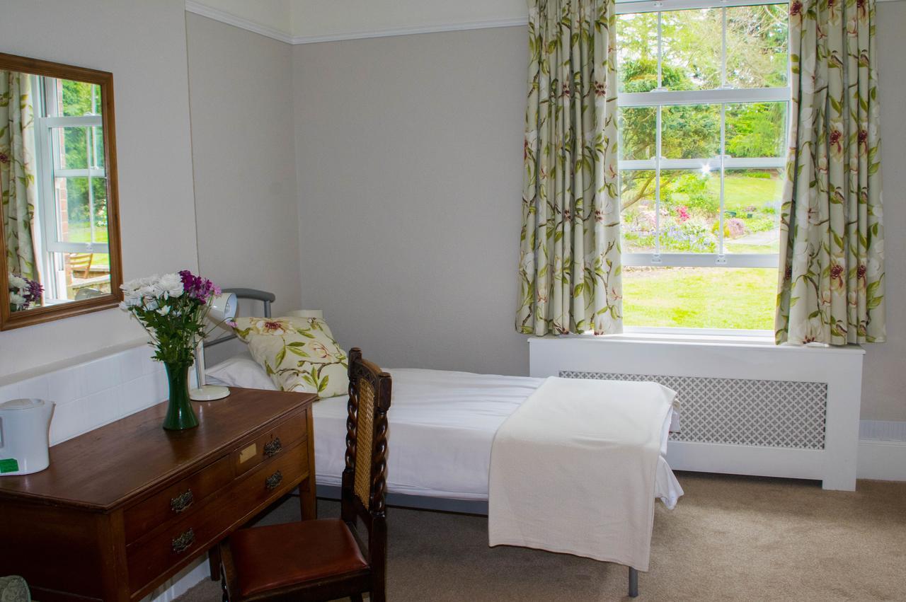 Claridge House Bed & Breakfast Lingfield Bagian luar foto