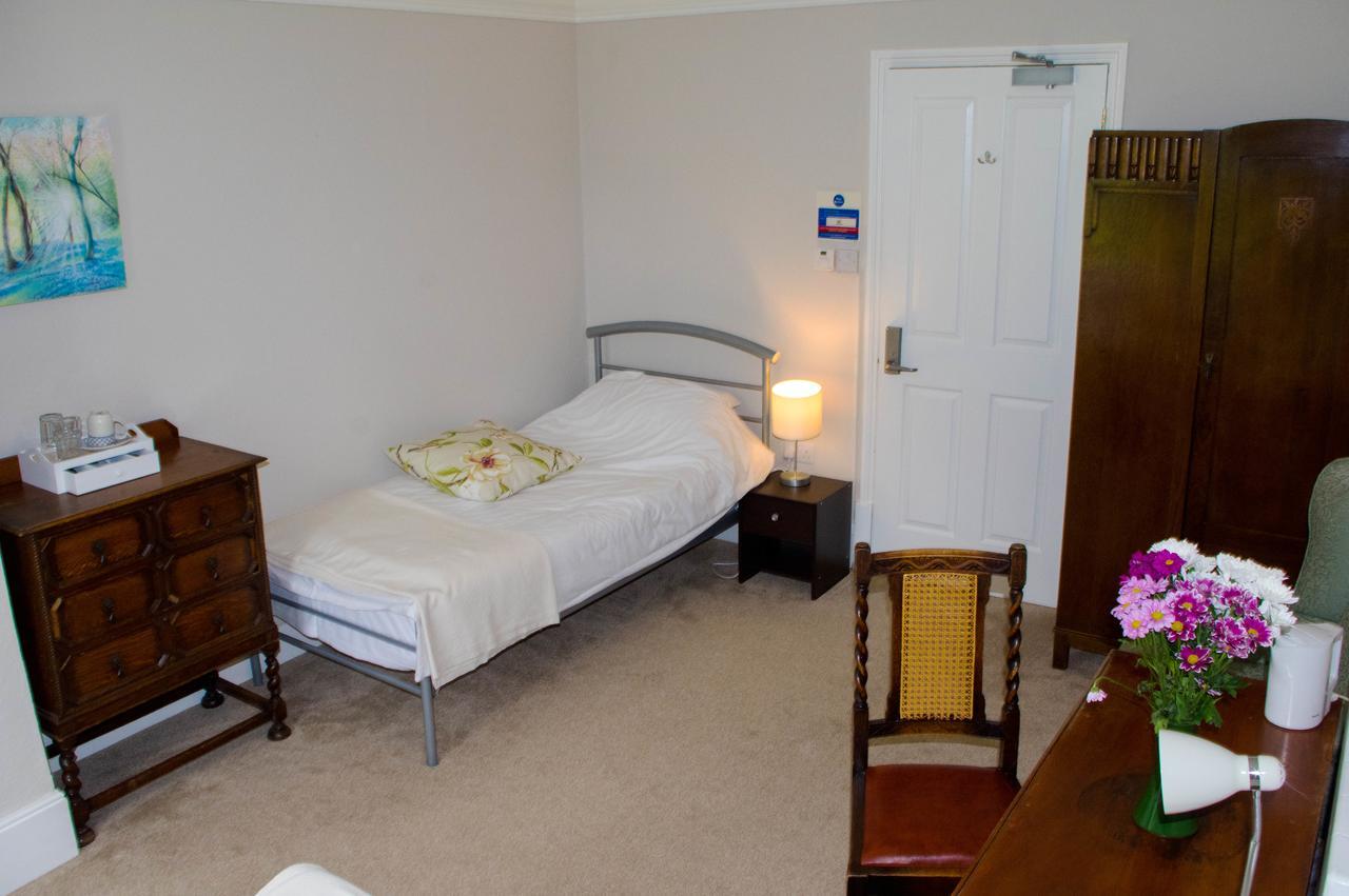 Claridge House Bed & Breakfast Lingfield Bagian luar foto