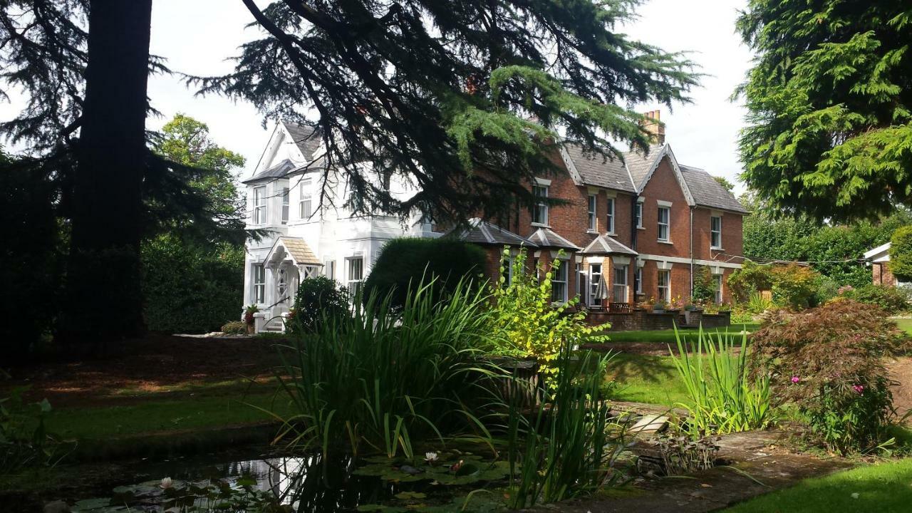 Claridge House Bed & Breakfast Lingfield Bagian luar foto